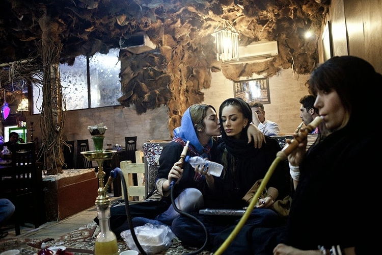 Dziewczyna paląca sziszę; w miejscach publicznych ta czynność jest dla kobiet zabroniona.
Fot. Hossein Fatemi